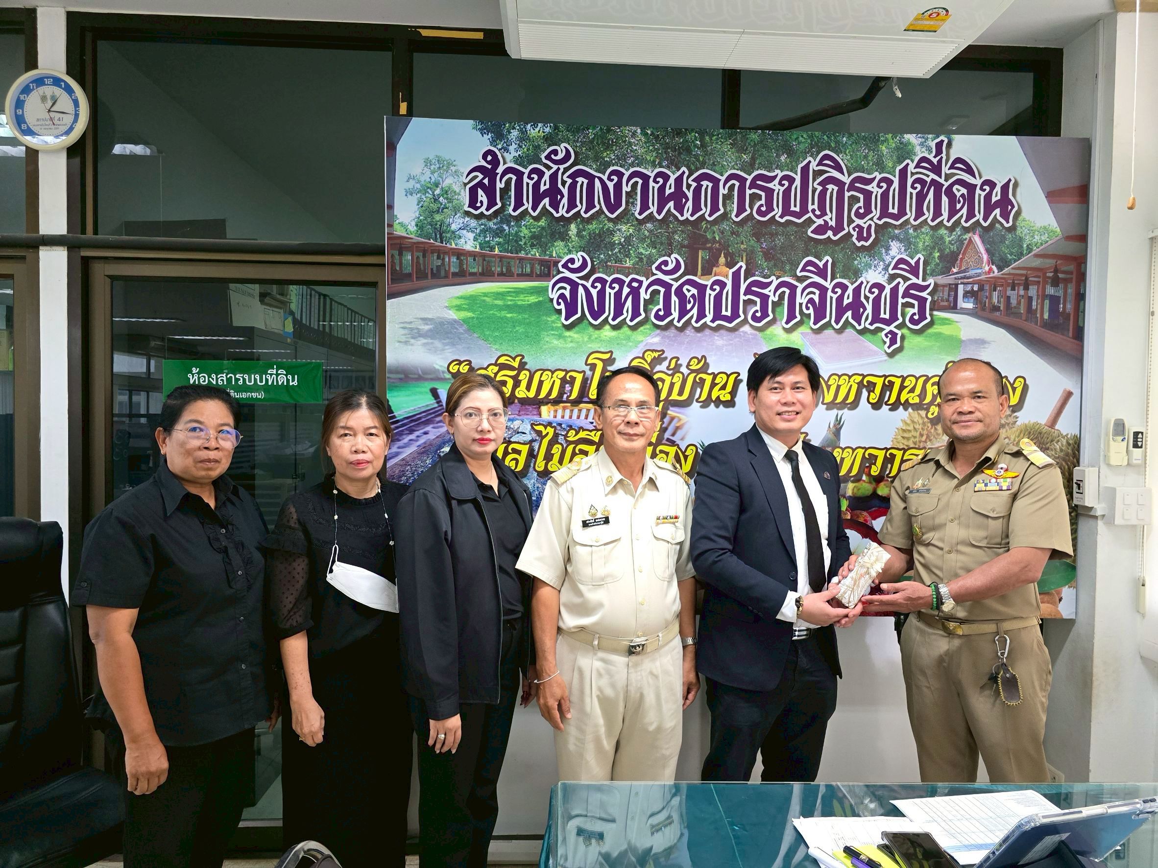 title - วันที่ 19 มกราคม 2568 เวลา 13.00 น. นายวิทูล ประดิษฐบุญ ปฏิรูปที่ดินจังหวัดปราจีนบุรี พร้อมด้วยเจ้าหน้าที่  ทุกกลุ่ม/ฝ่าย  เข้าร่วมประชุมสำนักงาน ประจำเดือนมกราคม และมอบนโยบาย  ขับเคลื่อนงานตามนโยบายประจําปีงบประมาณ 2569 พร้อมทั้ง ต้อนรับสมาชิกใหม่ 